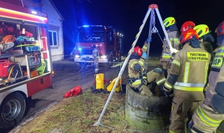 Ze studni wydobyto ciało mężczyzny. Dramatyczna akcja służb w gminie Wartkowice