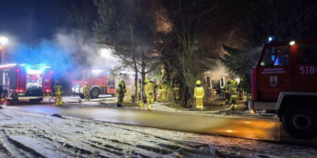 Pożar domu jednorodzinnego w Radomsku. Strażacy znaleźli ciało kobiety [Wideo, foto]