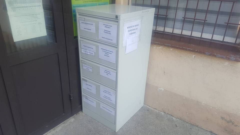 Przed Miejsko-Gminnym Ośrodkiem Pomocy Społecznej w Opocznie stanęła szafa z formularzami wniosków na świadczenia
