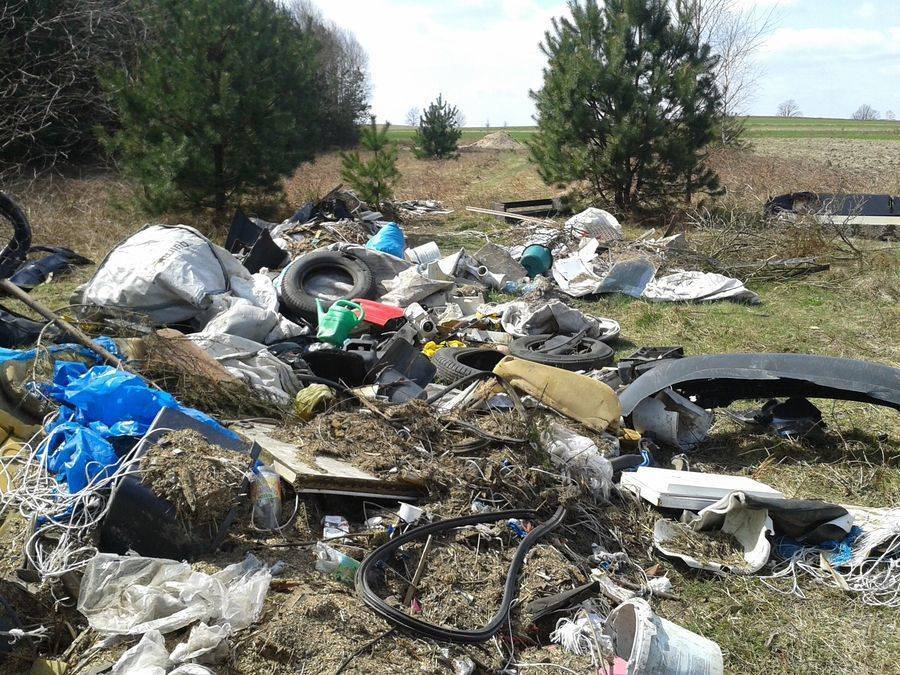Władze Opoczna mówią "stop" dzikim wysypiskom śmieci na terenie gminy