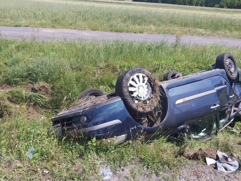 Groźny wypadek w gminie Poświętne. Auto wypadł z drogi i dachowało