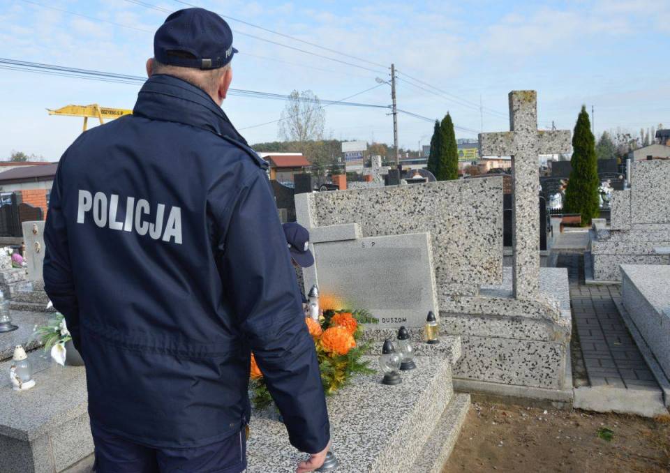 Policjanci apelują o zachowanie zasad bezpieczeństwa podczas wizyt na cmentarzu