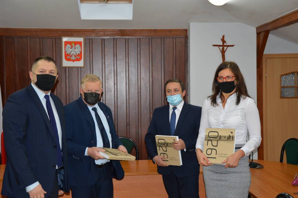 Albumy od Wicepremiera dla szkół w Poświętnem