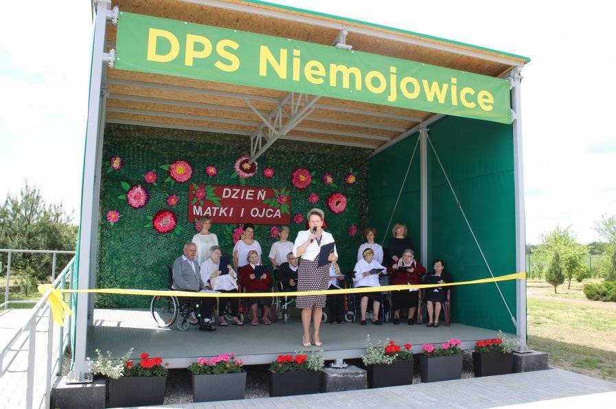 Otwarcie wiaty rekreacyjnej w Domu Pomocy Społecznej w Niemojowicach