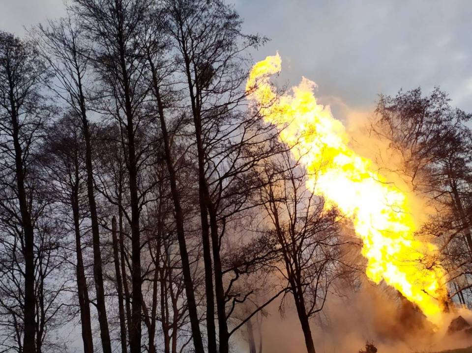 Pożar gazociągu w gminie Stryków, są ranni. Na miejsce wezwano śmigłowiec LPR
