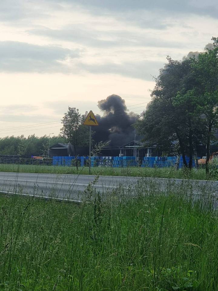 Potężny pożar w zakładzie recyklingu opon! Czarny dym widoczny z daleka