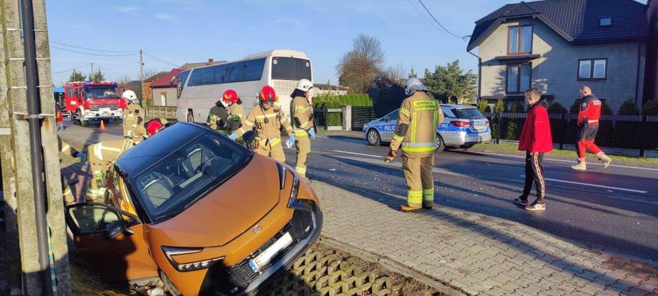 Wypadek autokaru z dziećmi w Januszewicach. Kierująca osobówką trafiła do szpitala [Foto]